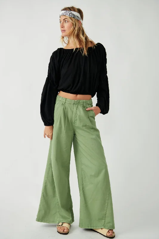 Free People Light As Spring Trouser in Verde Trousers trendy modern